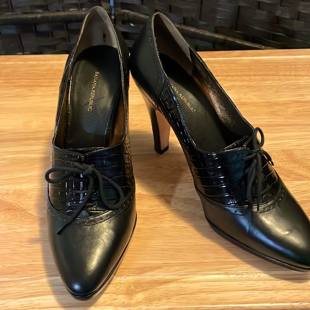 Banana Republic Black Leather 4” Heels with “Croc” Embossed and Laced Details